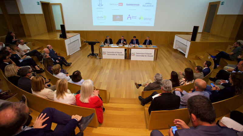 La Cátedra Pedro Zaragoza premia dos trabajos sobre la medición de la competitividad turística y la relación entre DTI y el desarrollo económico