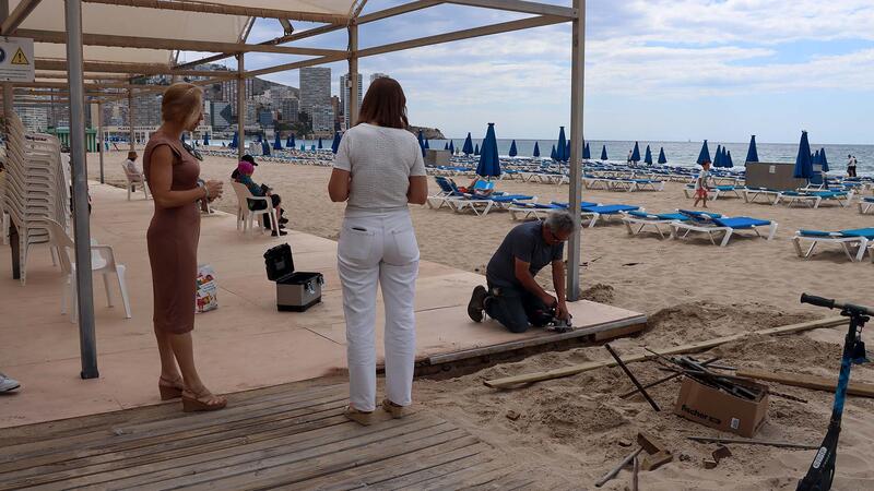 Benidorm renova el sòl de la Bibliopltaja de Llevant per a millorar el seu estat de cara a l