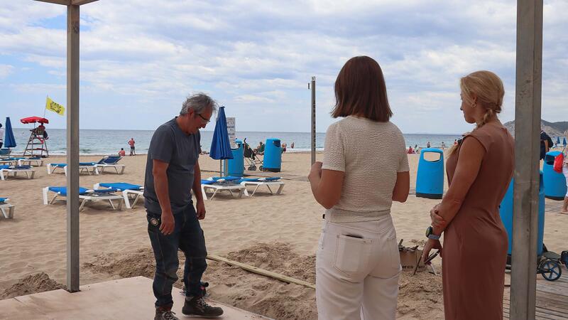 Benidorm renova el sòl de la Bibliopltaja de Llevant per a millorar el seu estat de cara a l