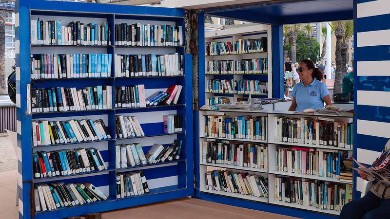 Benidorm renova el sòl de la Bibliopltaja de Llevant per a millorar el seu estat de cara a l