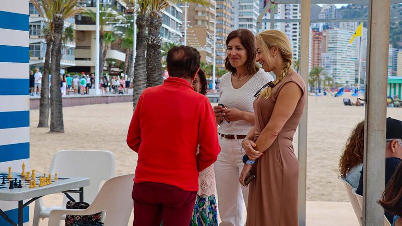 Benidorm renova el sòl de la Bibliopltaja de Llevant per a millorar el seu estat de cara a l