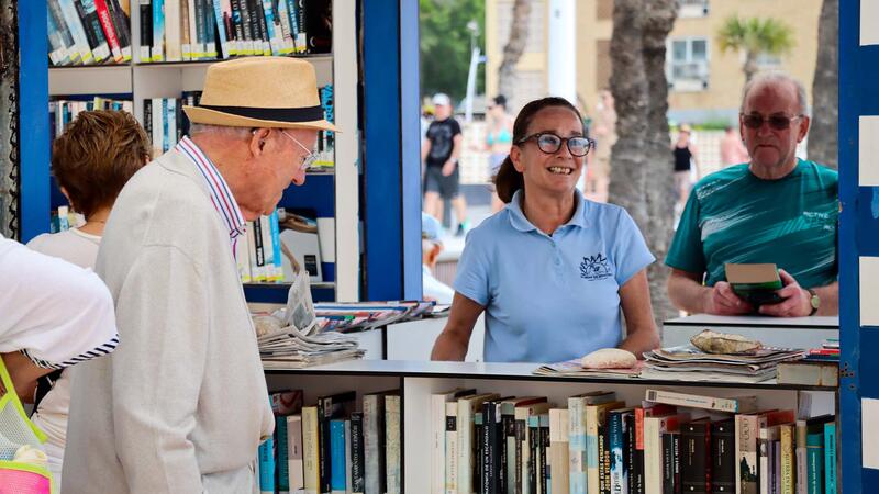 Benidorm renova el sòl de la Bibliopltaja de Llevant per a millorar el seu estat de cara a l