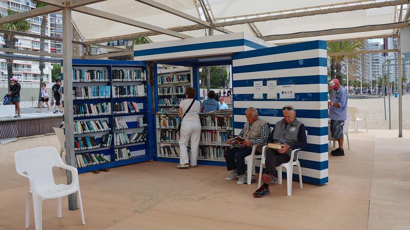 Benidorm renova el sòl de la Bibliopltaja de Llevant per a millorar el seu estat de cara a l