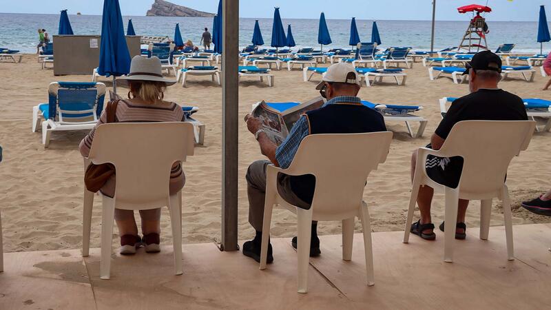 Benidorm renova el sòl de la Bibliopltaja de Llevant per a millorar el seu estat de cara a l