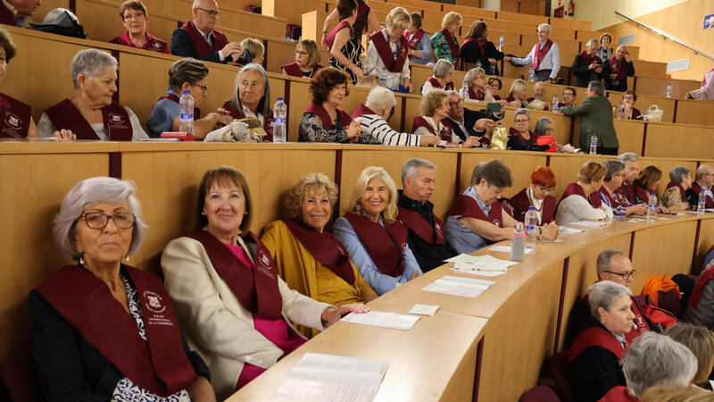 Twenty-two residents of Benidorm graduate from UMH after completing the two courses of the University of Experience