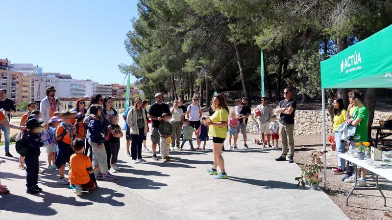 Los talleres ambientales reúnen a numerosos menores y familias en el Parc de Foietes