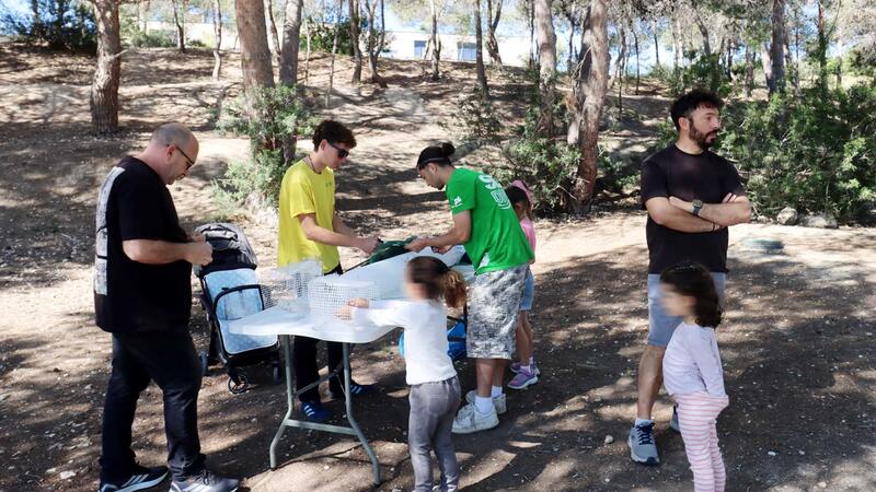 Los talleres ambientales reúnen a numerosos menores y familias en el Parc de Foietes