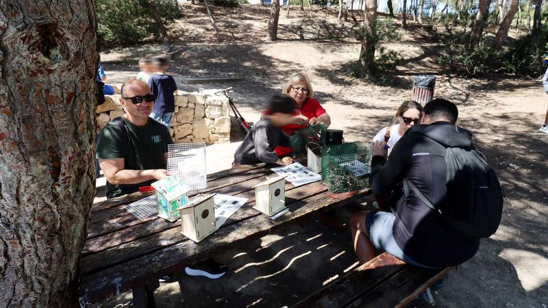Los talleres ambientales reúnen a numerosos menores y familias en el Parc de Foietes