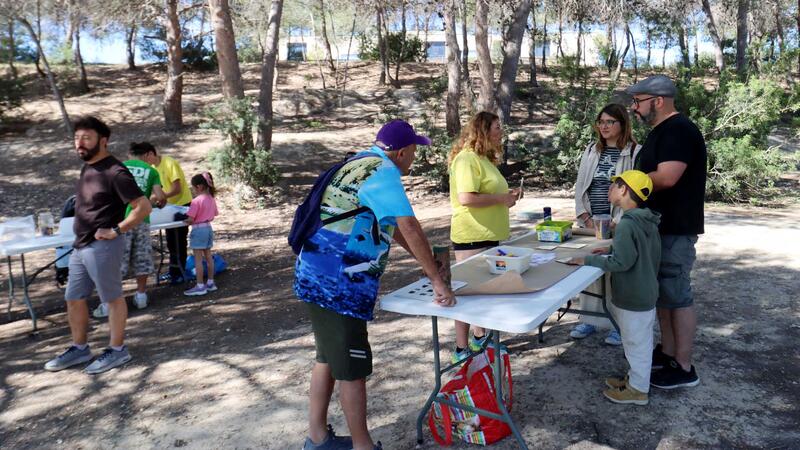 Los talleres ambientales reúnen a numerosos menores y familias en el Parc de Foietes