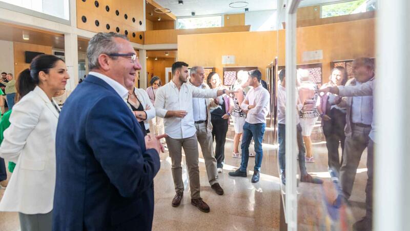 The municipal Espai d’Art hosts the exhibition ‘Cho-kollages’ by Juana Martínez
