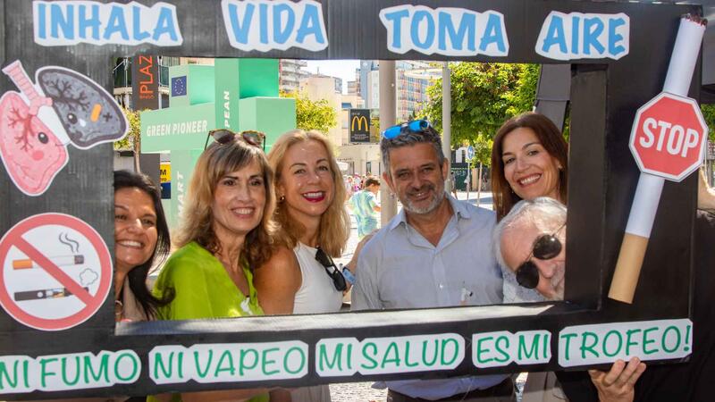 Professionals del departament de salut de la comarca i ciutadania compartixen a Benidorm la ‘Setmana sense fum’