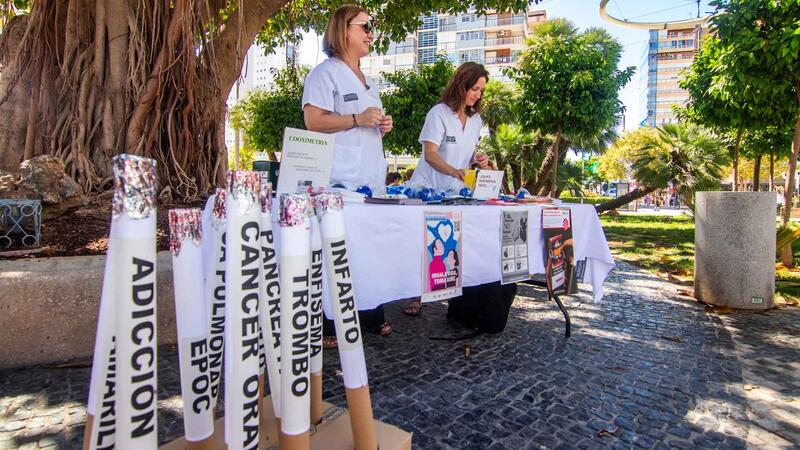 Professionals del departament de salut de la comarca i ciutadania compartixen a Benidorm la ‘Setmana sense fum’