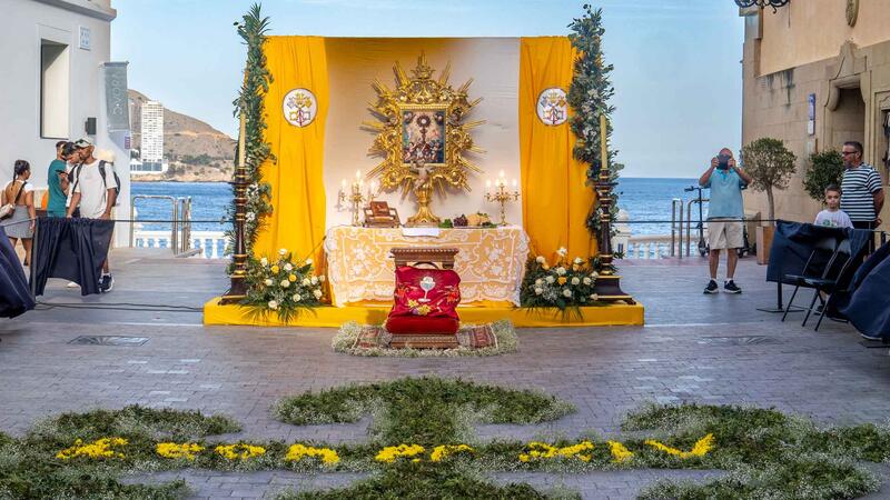 Benidorm celebra la tradicional processó del Corpus Christi amb la participació dels xiquets de primera comunió