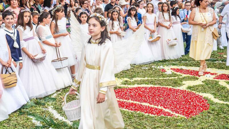 Benidorm celebra la tradicional processó del Corpus Christi amb la participació dels xiquets de primera comunió