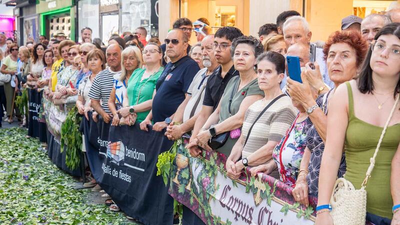 Benidorm celebra la tradicional processó del Corpus Christi amb la participació dels xiquets de primera comunió