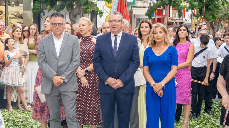 Benidorm celebra la tradicional processó del Corpus Christi amb la participació dels xiquets de primera comunió