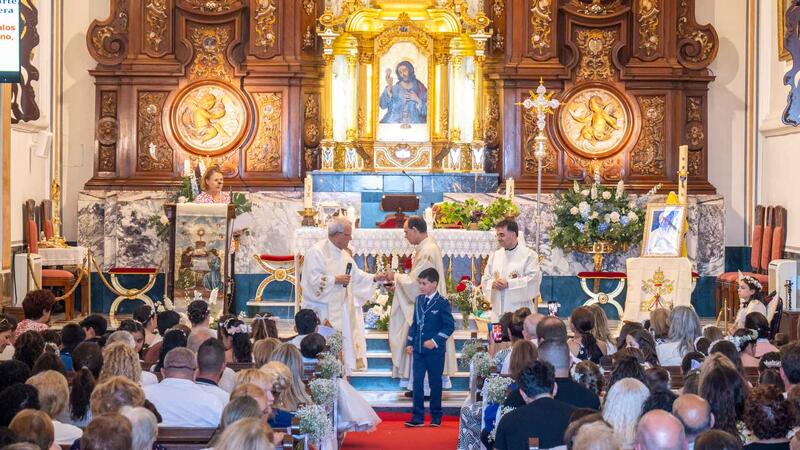 Benidorm celebra la tradicional processó del Corpus Christi amb la participació dels xiquets de primera comunió