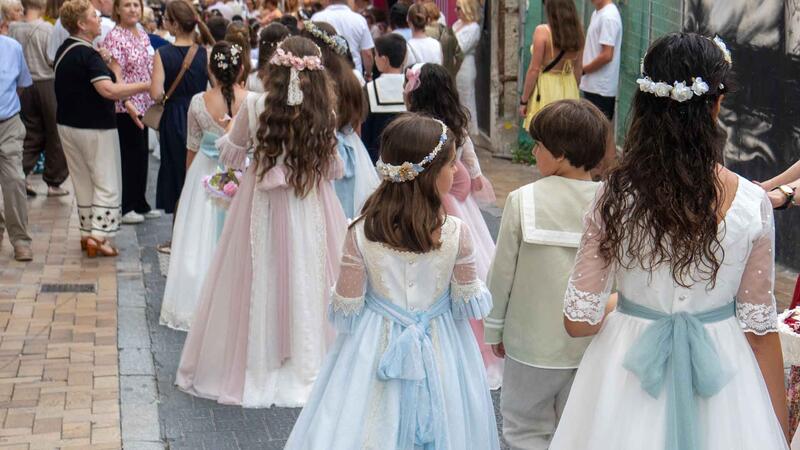 Benidorm celebra la tradicional processó del Corpus Christi amb la participació dels xiquets de primera comunió