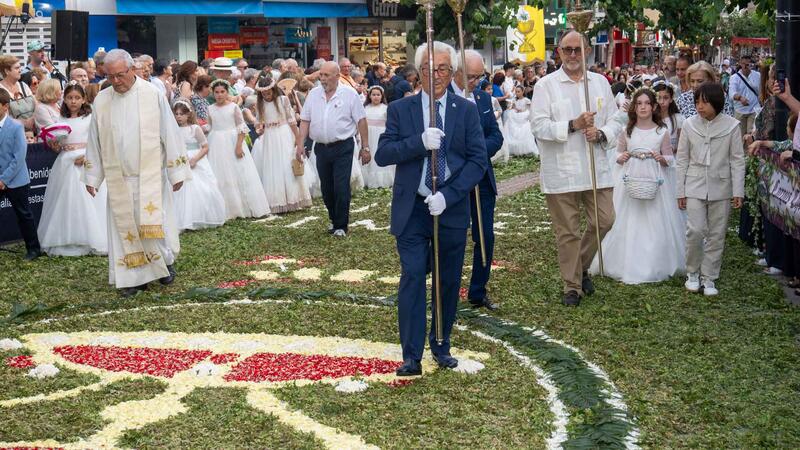 Benidorm celebra la tradicional processó del Corpus Christi amb la participació dels xiquets de primera comunió