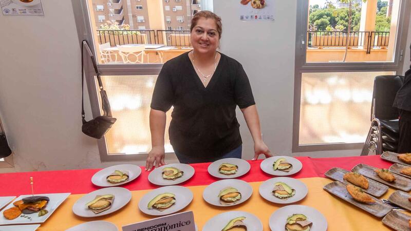 Persona y mesa con tapas