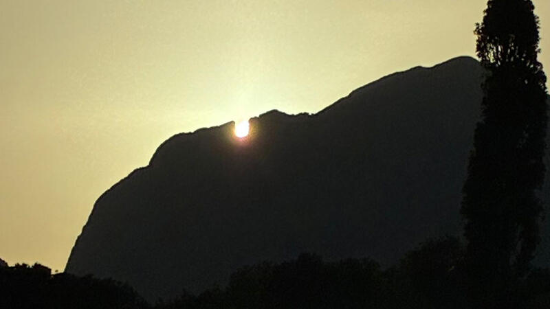 Benidorm ‘acompanya’ la posta del sol pel Portell del Puig Campana en el solstici d