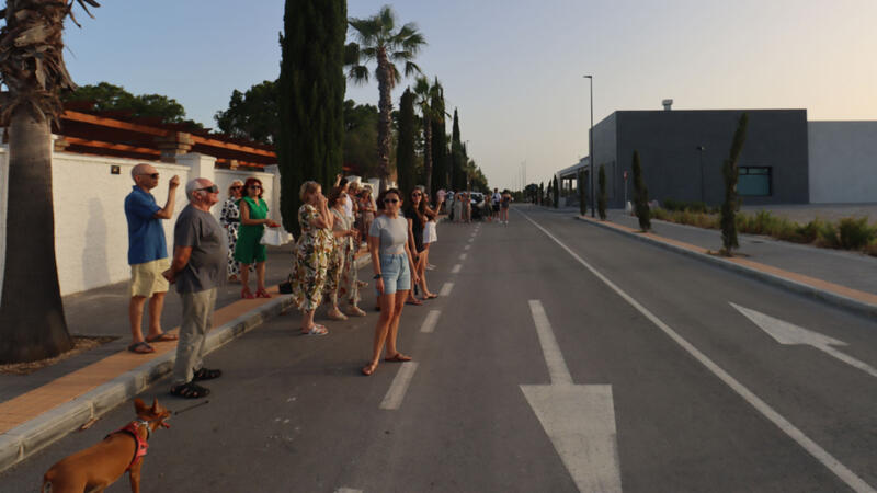 Benidorm ‘acompanya’ la posta del sol pel Portell del Puig Campana en el solstici d