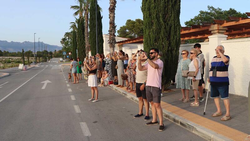 Benidorm ‘acompanya’ la posta del sol pel Portell del Puig Campana en el solstici d