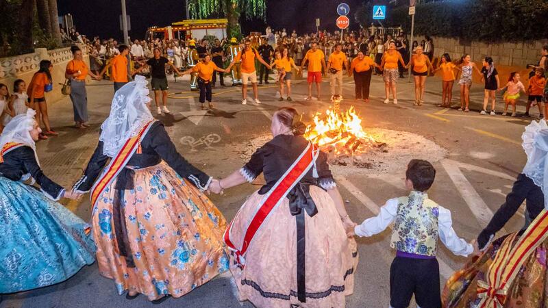 Con la ‘Nit de la Cremà’, la Hoguera de La Cala pone el broche final a su fiesta de 2026