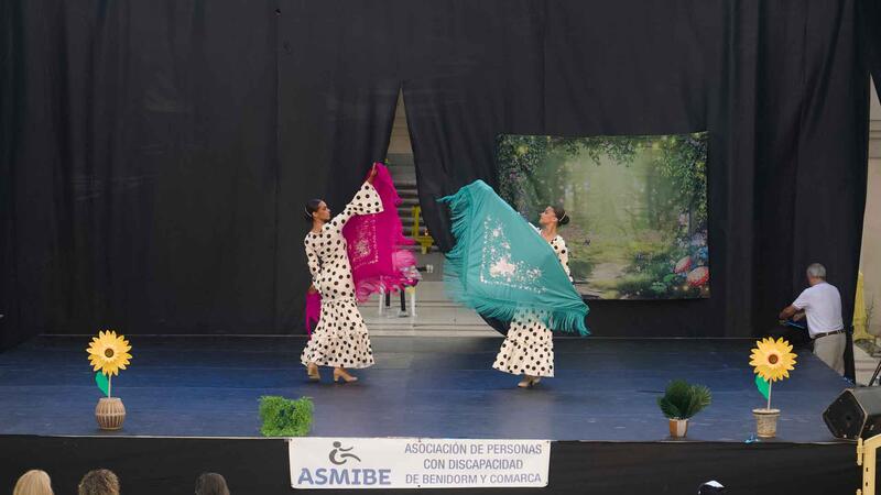 Asmibe reúne en Benidorm a centenares de personas en su XXII Festival Benéfico de Convivencia 
