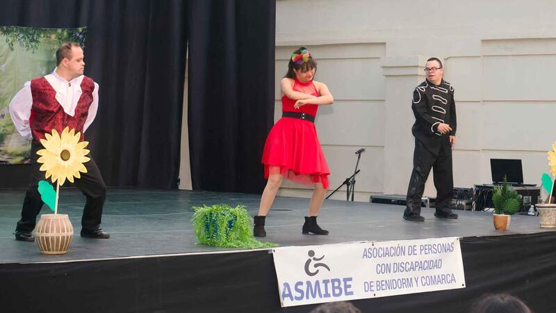 Asmibe reúne en Benidorm a centenares de personas en su XXII Festival Benéfico de Convivencia 