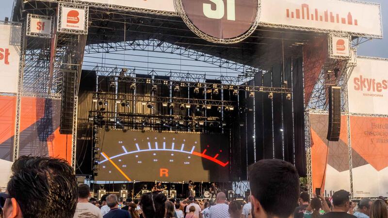 Milers de persones gaudixen de la festa inaugural de l