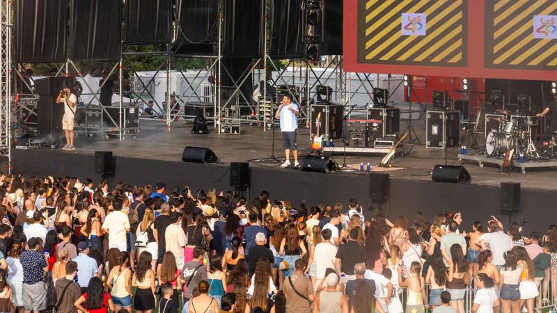 Milers de persones gaudixen de la festa inaugural de l