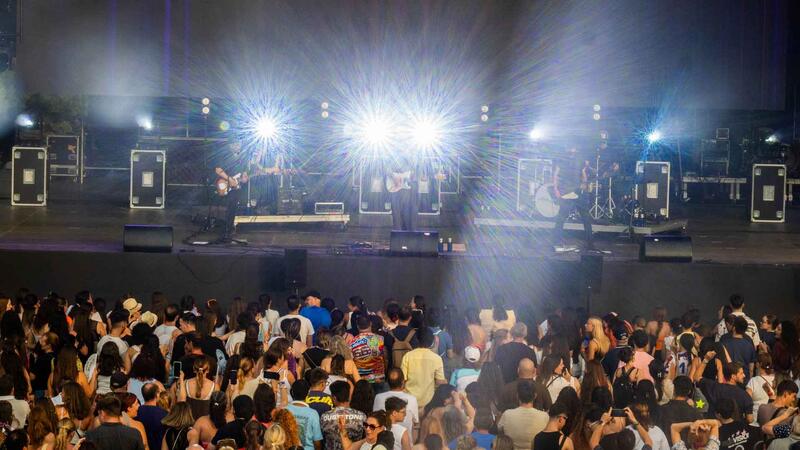 Milers de persones gaudixen de la festa inaugural de l