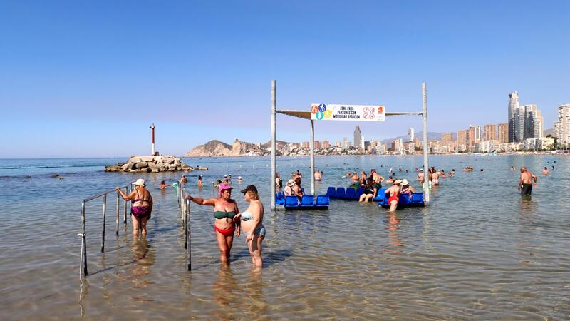Benidorm amplía un verano más los servicios en las playas para personas con movilidad reducida