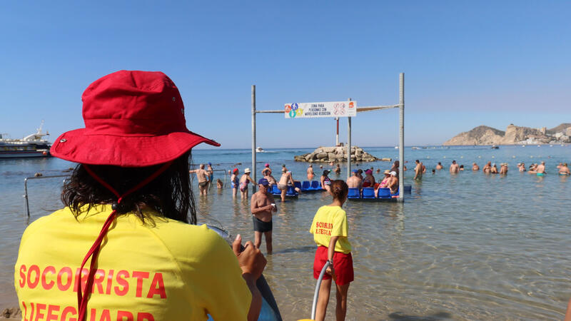 Benidorm amplía un verano más los servicios en las playas para personas con movilidad reducida
