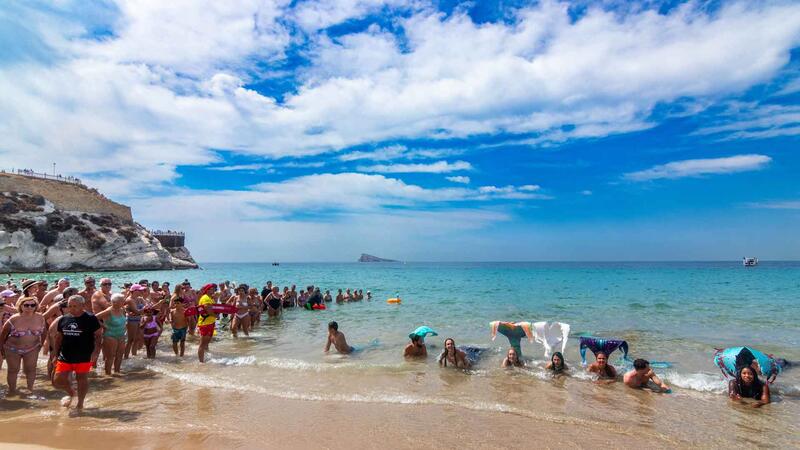 Sirenes i tritons consciencien a la platja del Mal Pas sobre el valor mediambiental de la posidònia