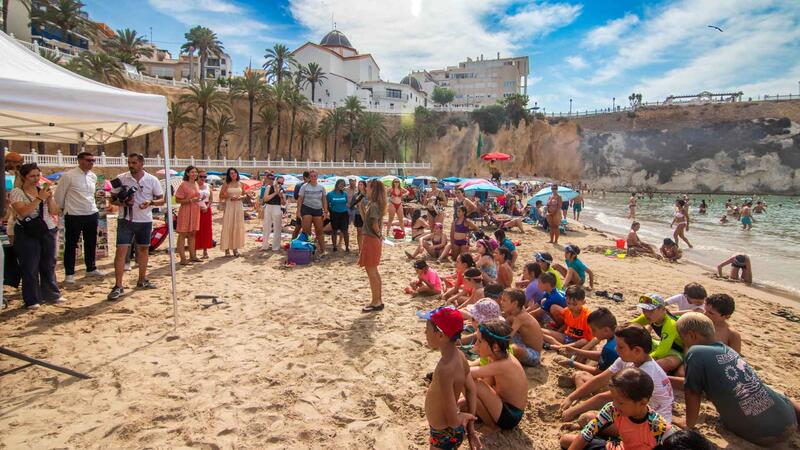 Sirenes i tritons consciencien a la platja del Mal Pas sobre el valor mediambiental de la posidònia