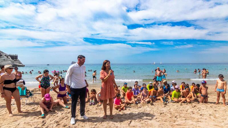 Sirenes i tritons consciencien a la platja del Mal Pas sobre el valor mediambiental de la posidònia