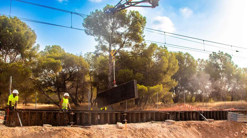 La tranviarización y duplicación de la vía del TRAM incorporará tres nuevos cruces semafóricos y un paso de vehículos de emergencia