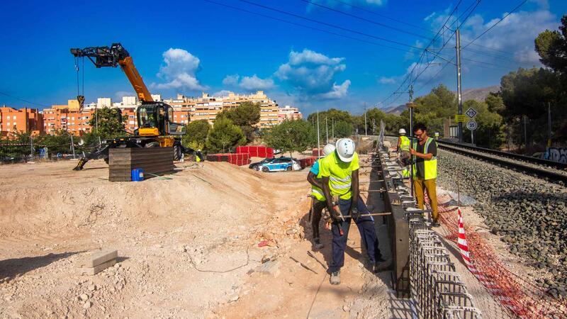 La tranviarización y duplicación de la vía del TRAM incorporará tres nuevos cruces semafóricos y un paso de vehículos de emergencia
