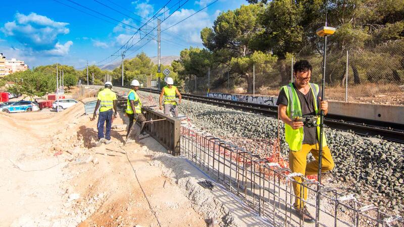 La tranviarización y duplicación de la vía del TRAM incorporará tres nuevos cruces semafóricos y un paso de vehículos de emergencia