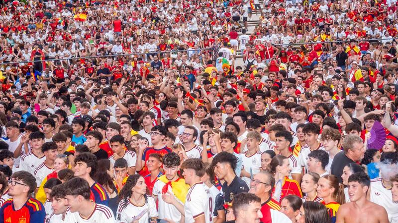 Miles de aficionados viven en Benidorm la final del Mundial en las pantallas gigantes del SkyFest y el Julio Iglesias