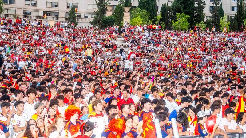 Miles de aficionados viven en Benidorm la final del Mundial en las pantallas gigantes del SkyFest y el Julio Iglesias