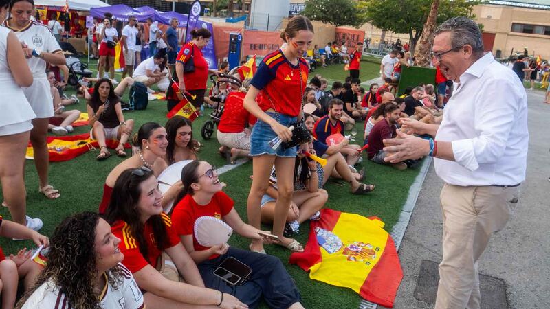 Miles de aficionados viven en Benidorm la final del Mundial en las pantallas gigantes del SkyFest y el Julio Iglesias