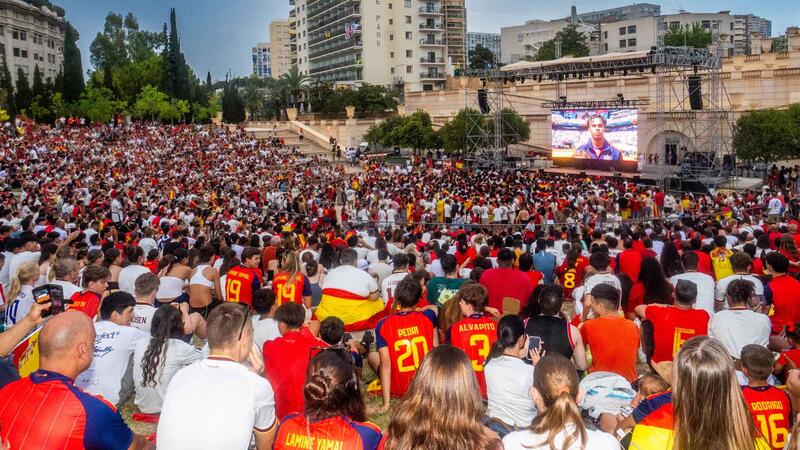 Miles de aficionados viven en Benidorm la final del Mundial en las pantallas gigantes del SkyFest y el Julio Iglesias