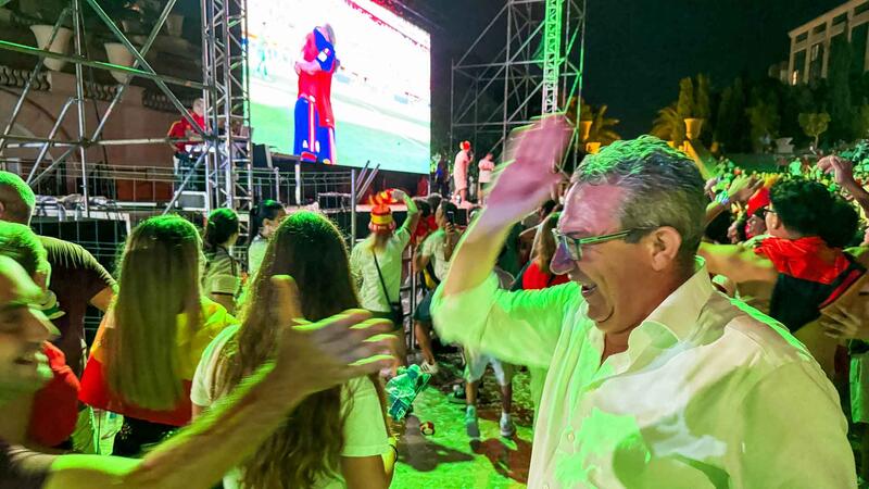 Miles de aficionados viven en Benidorm la final del Mundial en las pantallas gigantes del SkyFest y el Julio Iglesias