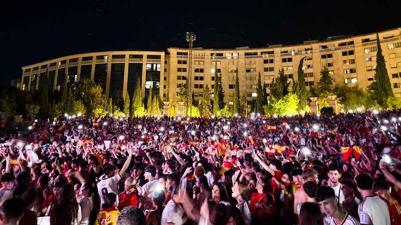 Miles de aficionados viven en Benidorm la final del Mundial en las pantallas gigantes del SkyFest y el Julio Iglesias