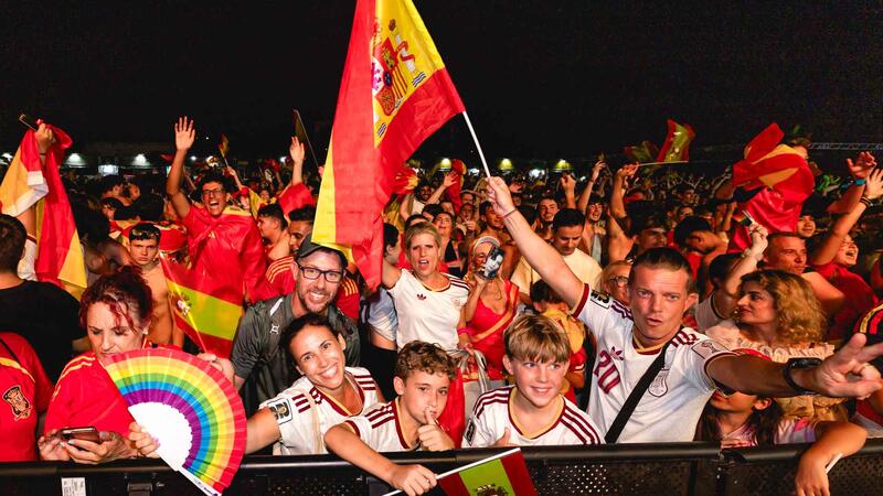 Miles de aficionados viven en Benidorm la final del Mundial en las pantallas gigantes del SkyFest y el Julio Iglesias