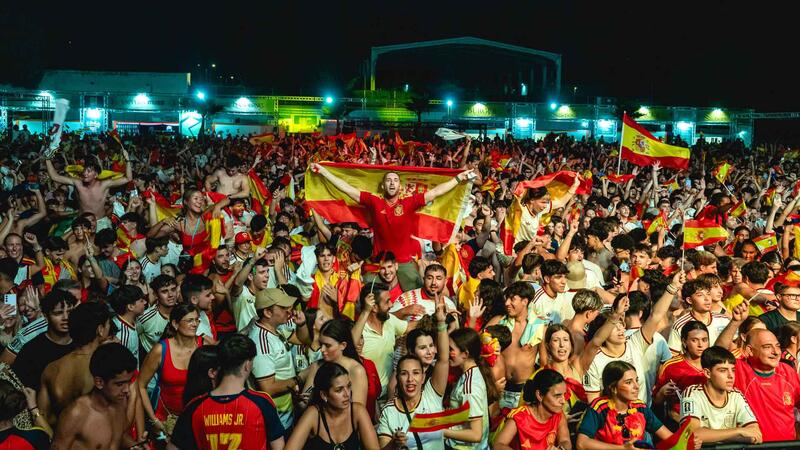 Miles de aficionados viven en Benidorm la final del Mundial en las pantallas gigantes del SkyFest y el Julio Iglesias