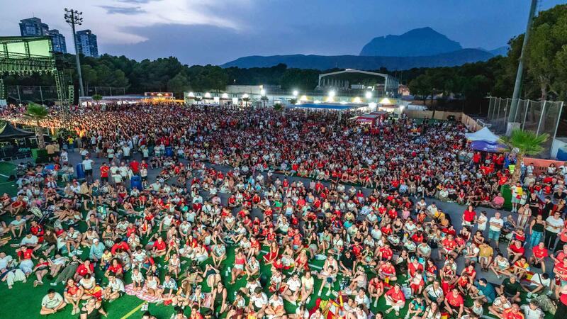 Miles de aficionados viven en Benidorm la final del Mundial en las pantallas gigantes del SkyFest y el Julio Iglesias